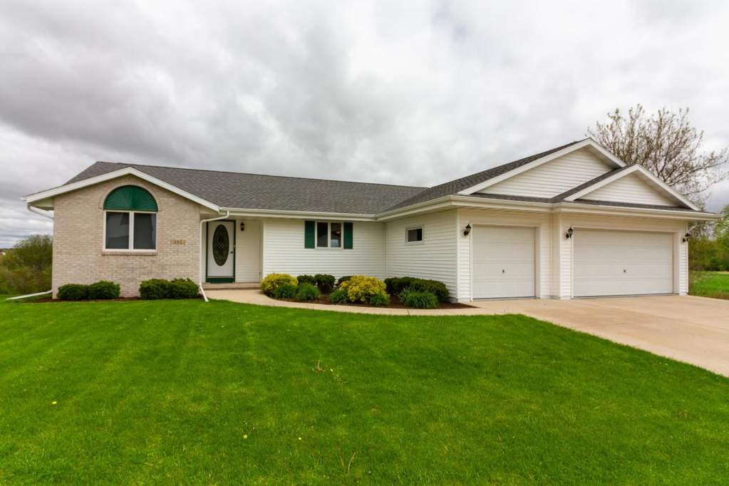 332 N Creek Dr Elkhorn, WI 53121 MLS 1638089 properties