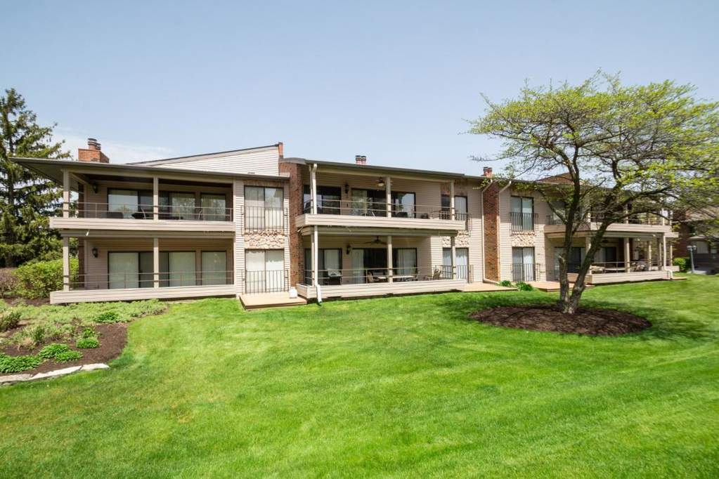 19 Abbey Villa Cir G Fontana, WI 53125 MLS 1638705 properties