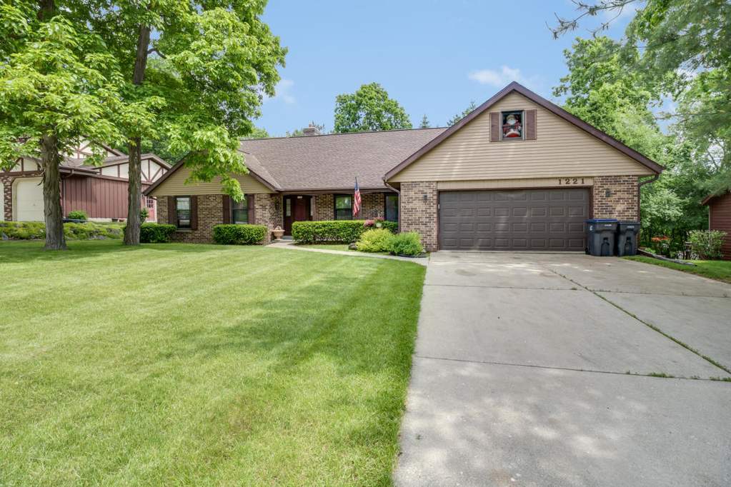 1221 Ayrshire Ln Waukesha, WI 53189 MLS 1641369 properties