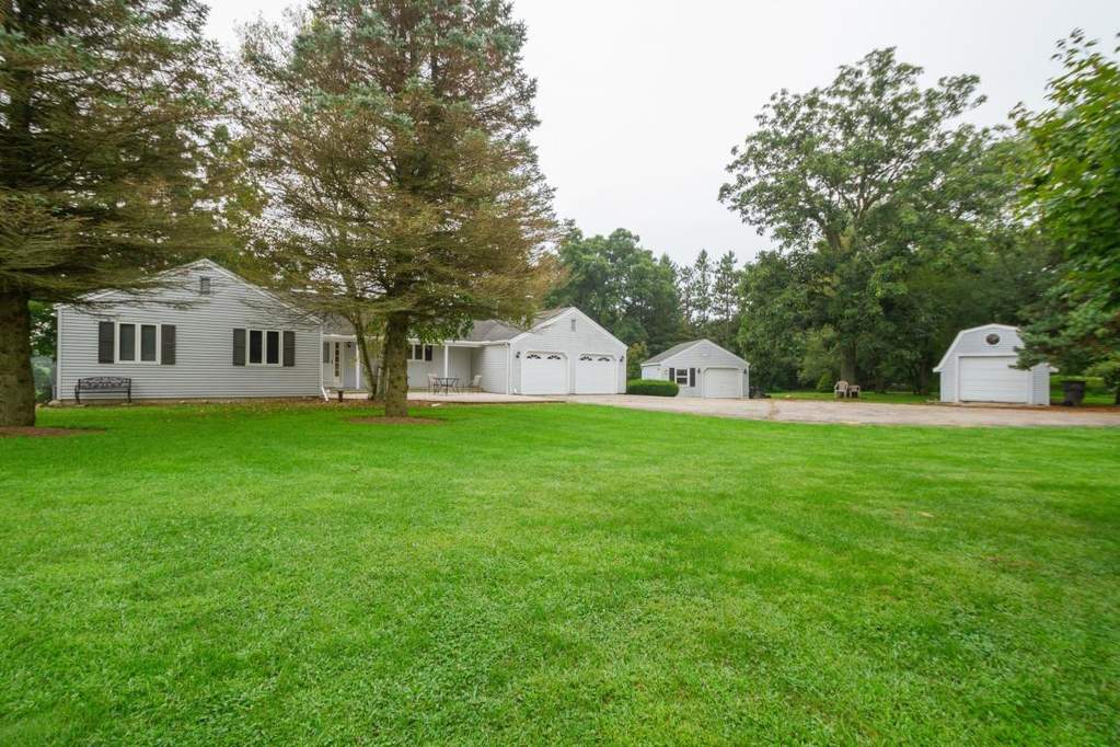 N7265 Country Side Ln Elkhorn, Wisconsin 53121 - 01-Front View
