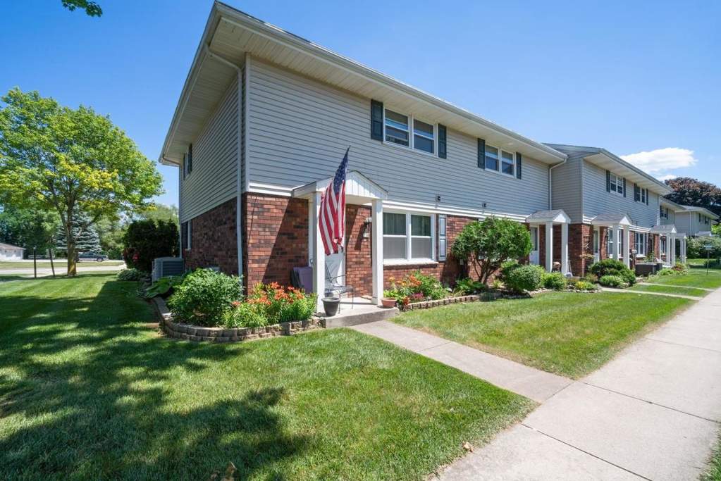 738 S River Rd West Bend, WI 53095 MLS 1696038 properties