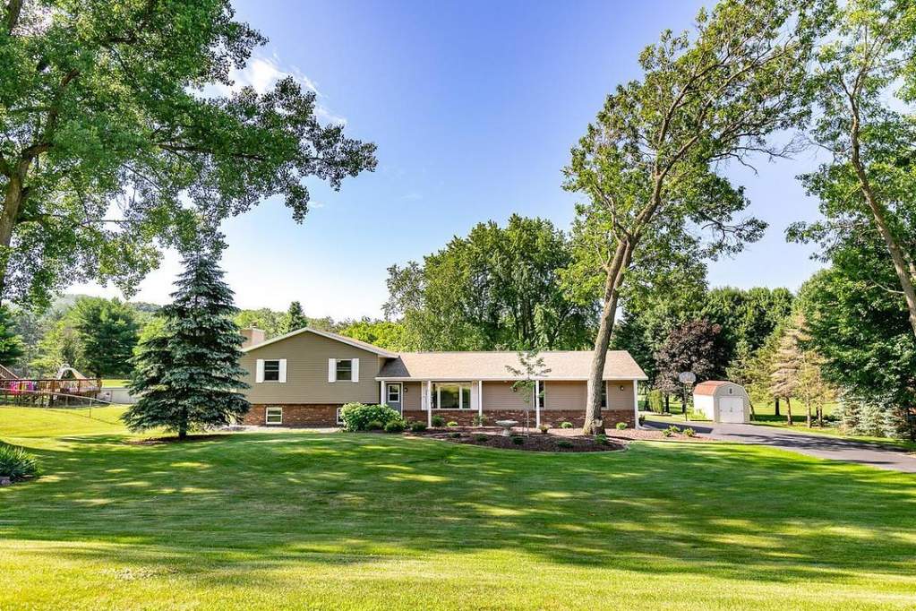 W7451 Sylvester Rd Holmen, WI 54636 MLS 1697210 properties