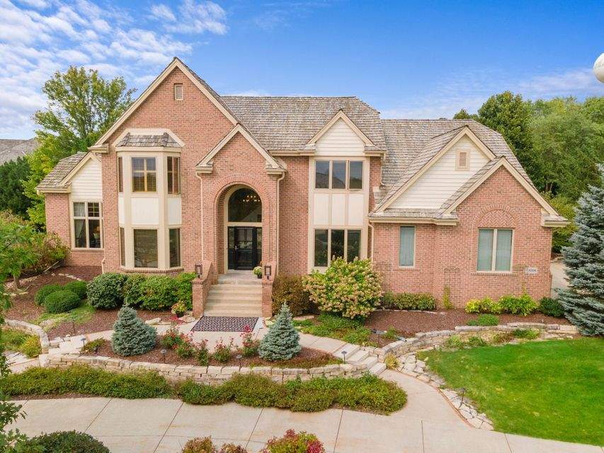 1704 E Bristlecone Dr Hartland, WI 53029 MLS 1709869 properties