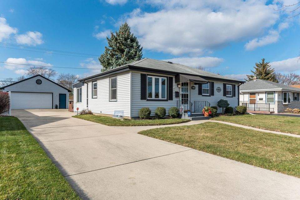 8222 22nd Ave Kenosha, WI 53143 MLS 1719764 properties