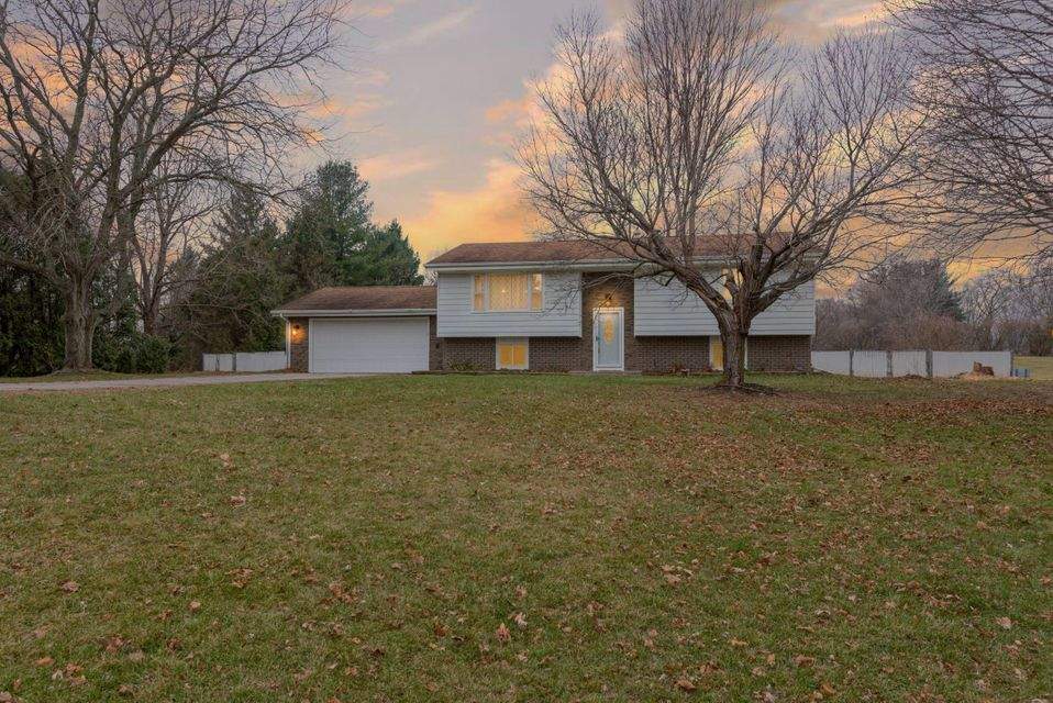 W4925 Paddock Dr Elkhorn, WI 53121 MLS 1721270 properties