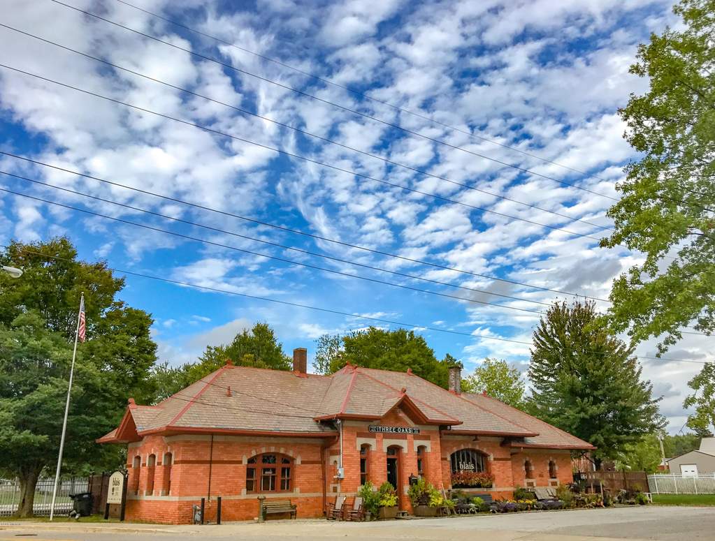 1 Oak Street Three Oaks, MI 49128 MLS 17056956 properties