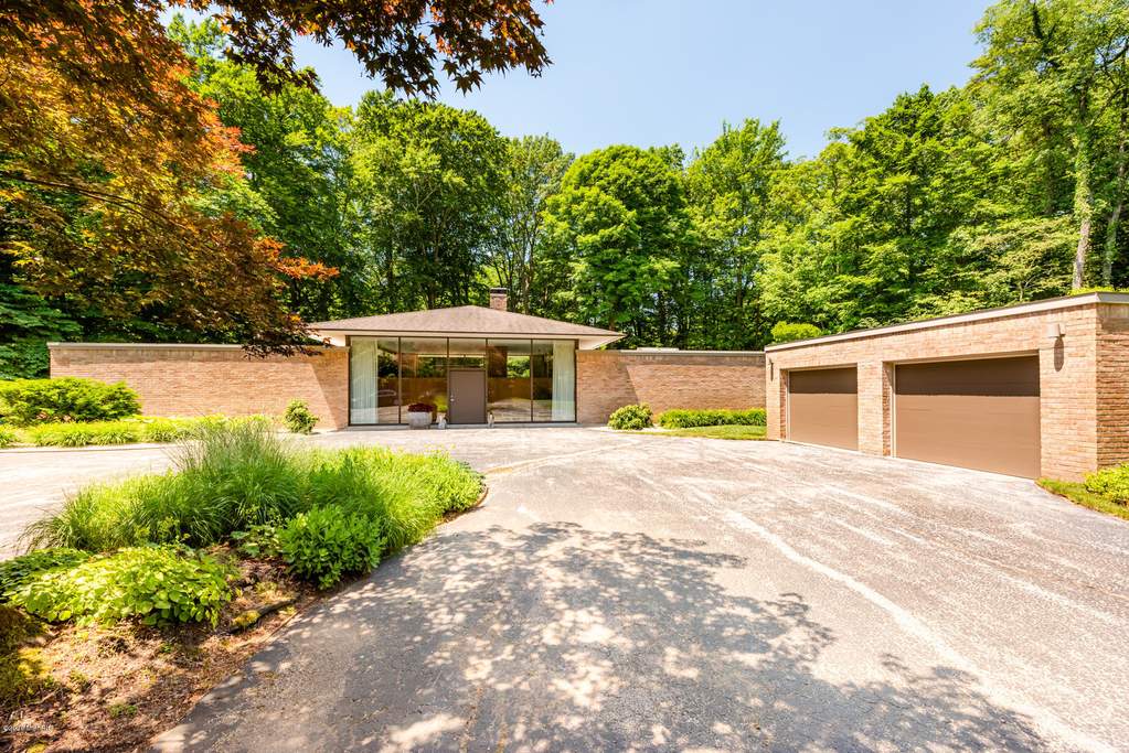 1185 Point O Woods Drive Benton Harbor, MI 49022 MLS 20025814